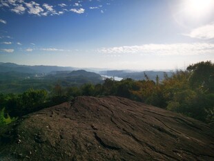 山顶风光 远眺青山与蓝天