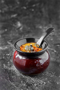 红陶碗装美味乌鸡汤