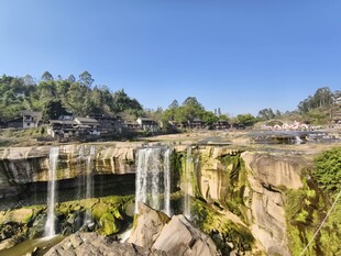 壮观瀑布下的自然美景