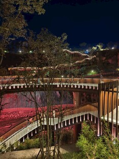 夜晚绚丽灯光下的桥梁景观