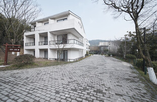 山间独栋白色现代风住宅