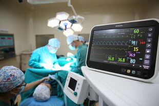 手术室中的医疗设备场景