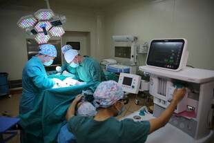 手术室中的医生手术场景