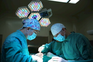 手术室中的医生手术场景