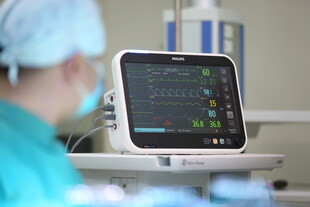 医护人员操作医疗监测设备