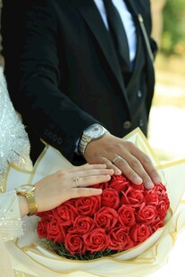 新人手捧红玫瑰浪漫瞬间