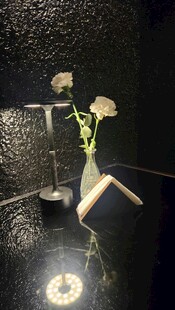 花瓶中插着几支白玫瑰