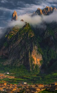 壮丽山景云雾缭绕