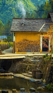 溪边古朴小屋