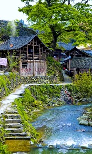 溪边古朴木屋与蜿蜒小径