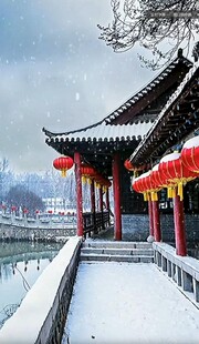 雪覆中式亭台的冬日美景