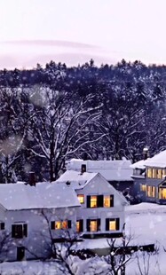 雪后山村温馨灯火夜景