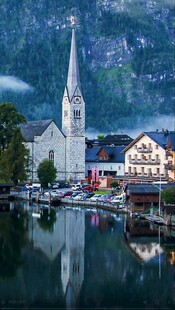 湖畔小镇美景倒映