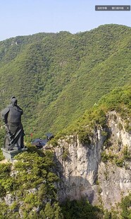 悬崖边的徒步者