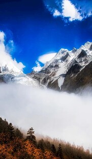 雪山云海壮丽风光