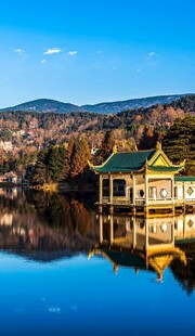 湖畔中式建筑的湖光山色