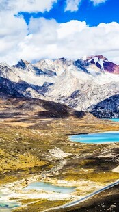 壮丽雪山下的多彩湖泊