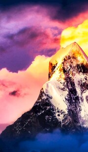 壮丽晚霞下的巍峨山峰