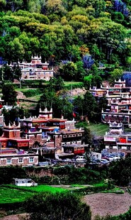 山间多彩村落景观