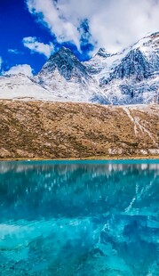 雪山下的澄澈蓝湖