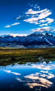 雪山湖泊美景倒映