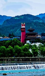 河畔古建筑与巍峨塔楼