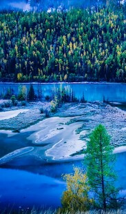 山间幽蓝湖泊与葱郁林木