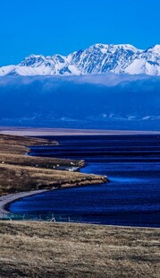 壮丽雪山下的辽阔水域