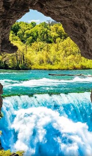 洞穴外的壮丽瀑布景观