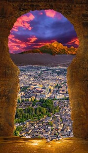 透过石框观梦幻花海天空