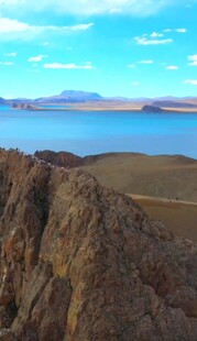 高山俯瞰下的辽阔蓝色水域