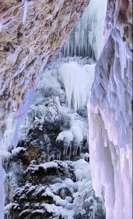 冬日冰雪覆盖的壮丽山林