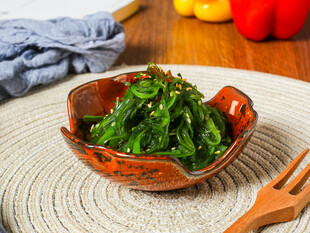 碗中翠绿蔬菜海草