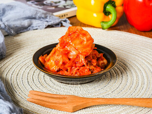 美味辣白菜置于盘中