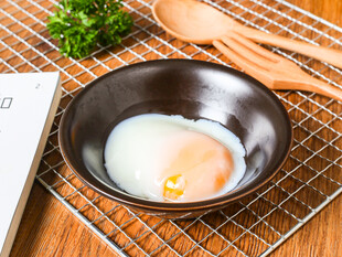 碗中蛋液与蛋黄特写