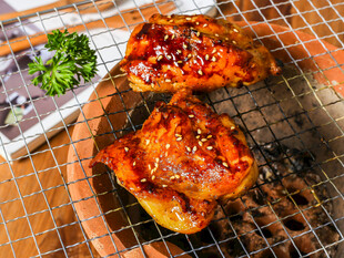 烤架上的美味烤鸡腿