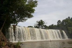 壮观瀑布下的绿意景致