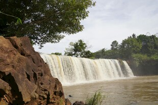 壮观瀑布与周边自然景致