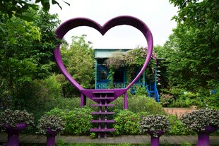 心形紫色景观雕塑