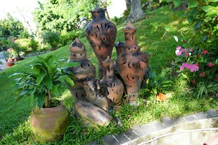 花园中别致的木雕摆件