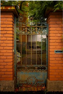 复古铁门与红砖建筑景象
