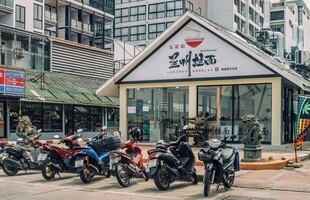 摩托车店外停放多辆摩托