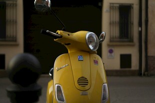 复古黄色踏板摩托车特写