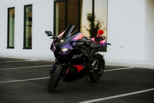 炫酷紫色摩托车停于户外