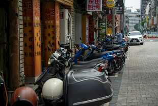 街道边停放的一排摩托车