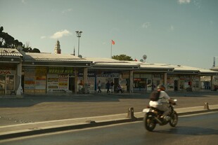 街道上骑摩托车的人物景象