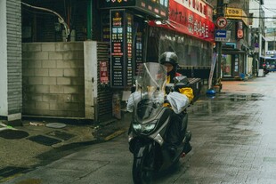 雨中街道上的摩托车