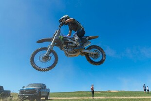 摩托骑手空中酷炫飞跃