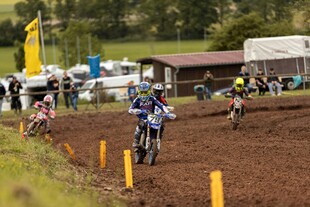 越野摩托车赛激烈角逐