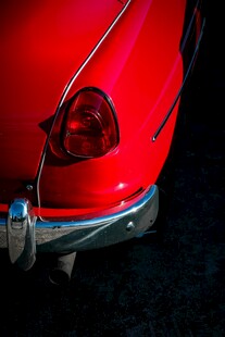 复古红色汽车尾部特写